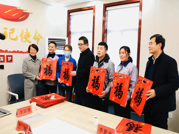 山東省總工會(huì)送溫暖走進(jìn)山東瀚業(yè)機(jī)械有限公司。新春到來(lái)之際，1月18日，山東省總工會(huì)副主席魏勇、省總工會(huì)宣傳教育部部長(zhǎng)李更光，由淄博市人大副主任、市總工會(huì)主席卜德蘭、市總工會(huì)副主席鄒洪、淄川區(qū)委副書記王洪波、淄川區(qū)總工會(huì)主席朱淑麗、淄川區(qū)總工會(huì)副主席婁作勝、昆侖鎮(zhèn)黨委書記王林、鎮(zhèn)長(zhǎng)李光亮等陪同送溫暖慰問山東瀚業(yè)機(jī)械有限公司全體員工，給瀚業(yè)員工送上了春節(jié)禮包。